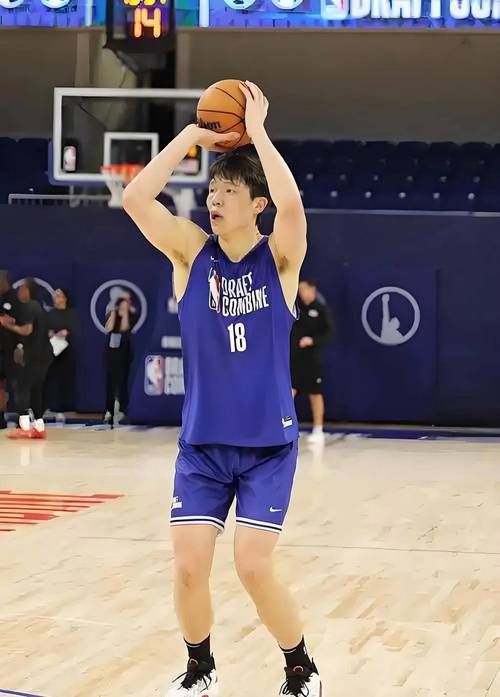 队记:杨瀚森单挑尤班克斯 背运+转身一套连招下来观众陷入疯狂