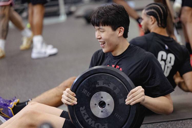 周玲安：在开拓者训练馆专访了杨瀚森 相信他的未来会越来越好