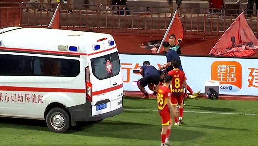 好消息!广西外援阿萨莫阿在助行器辅助下,已经可以下床行走