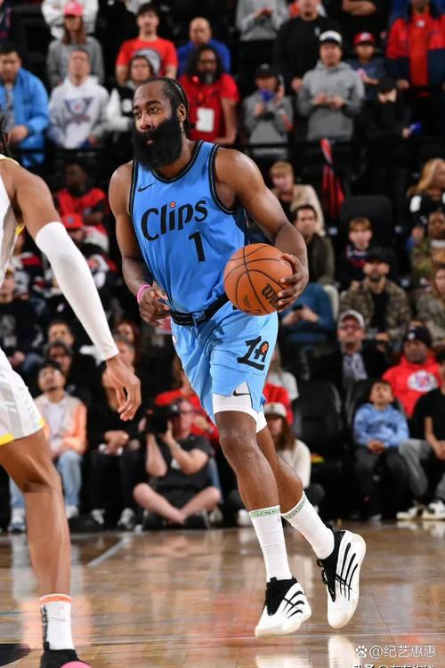 手太软了！哈登挤过挡拆后急停中距离干拔三不沾！目前5中1！