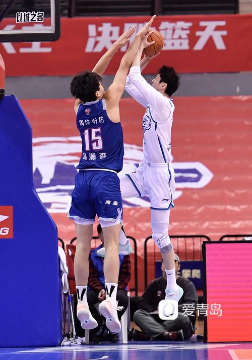 反复推演+默契配合！青岛男篮青年军战术训练实录
