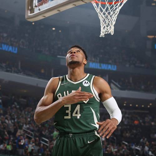 命中20记三分!字母哥:上赛季我们三分就很好 新赛季会做得更好