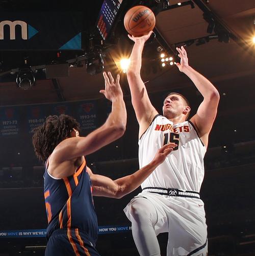 别眨眼！约基奇“推球”快发 布劳恩速推反击助飞戈登空接暴扣！