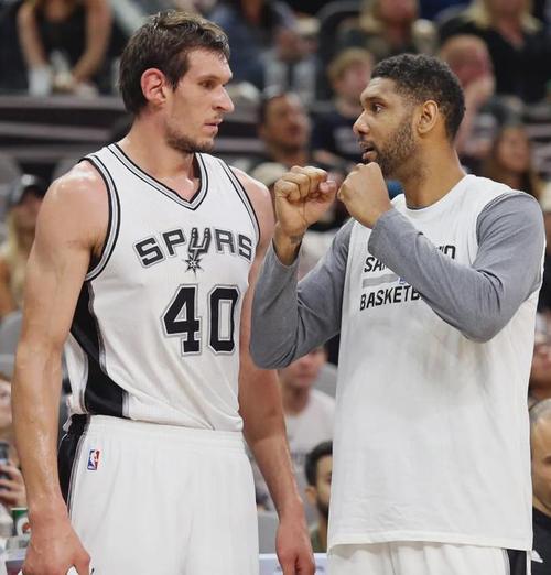 博班:我2米24得抬头仰望文班亚马 名记:他的身高已经接近2米31