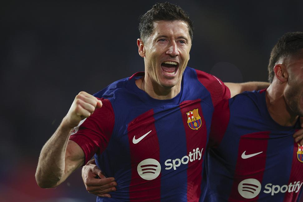 马卡报：莱万上半场就感到不适，巴萨不满其继续比赛导致伤势恶化