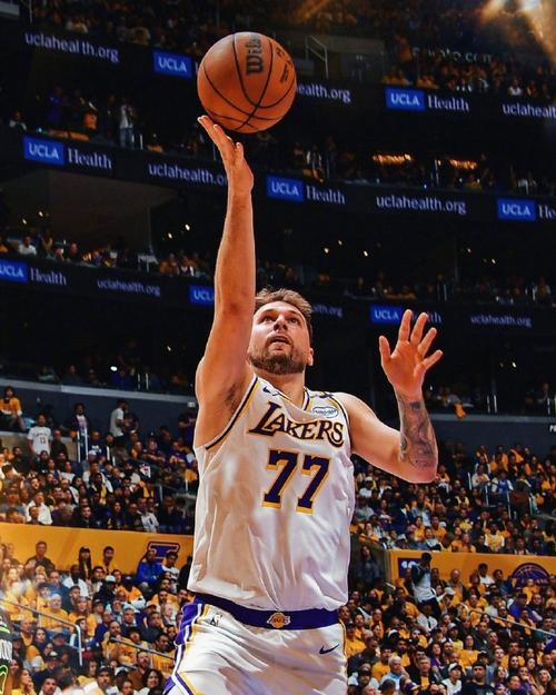 首秀状态不错！东契奇15中7&4记三分拿到25分7板4助