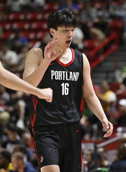 小杨打服美网友：他是中国约基奇！开拓者未来超巨！当代世界屋脊