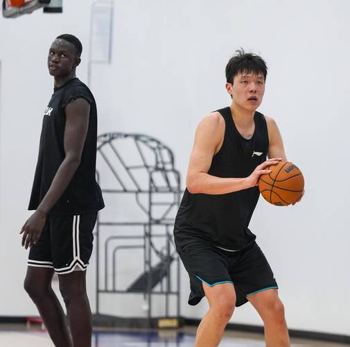 媒体人：杨瀚森的位置感 尤其是防守一端的位置感持续在进步