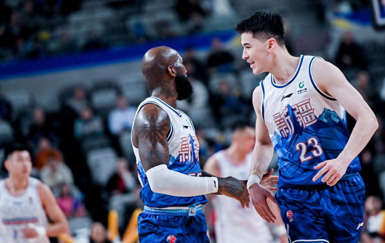 小琼斯：无论是否首发我的工作就是盯防对方箭头 然后无惧出手