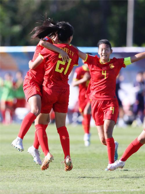 这球漂亮！陈睿琳精彩直接任意球挂死角，中国U17女足1-0领先挪威