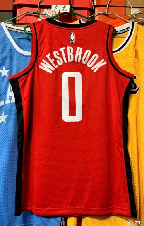 😦威少给小球迷的球衣签名 签了雷霆和火箭的唯独略过了湖人的