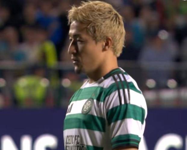 掩耳盗铃😅球员开场静止抗议海外赛，西甲转播放了20秒俯瞰球场