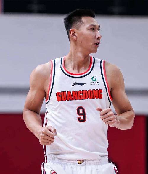 中国球员常规赛首秀表现如何？易建联9分最高 强如姚明首战0分2犯