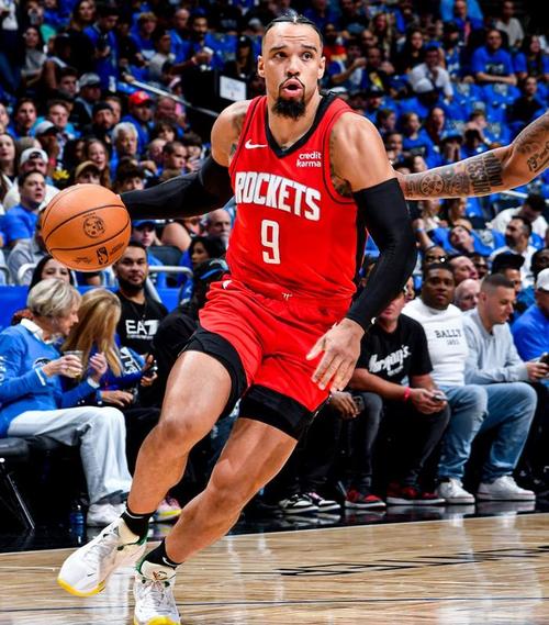 布克:狄龙每晚都充满斗志 这赛季难免会经历起伏 避免重复犯错