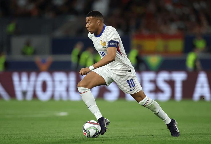 姆巴佩本场比赛数据:2进球3关键传球+传球成功率91.3%,评分7.7