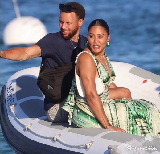 聊了点啥？库里赛后和哈利伯顿拥抱寒暄 后者喜笑颜开