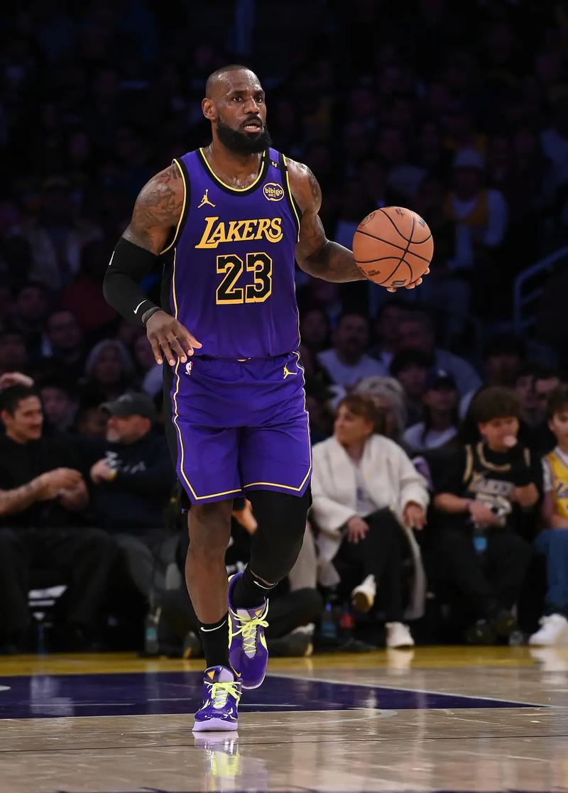 湖人官方：詹姆斯获准参加对抗性篮球训练 1-2周后重新评估