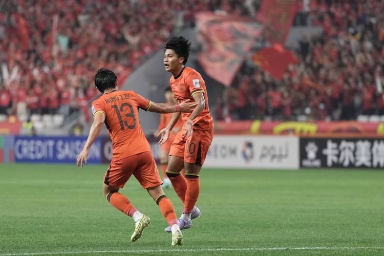 下半场刚开始就换人！蒯纪闻换下王博豪，王博豪有一张黄牌在身