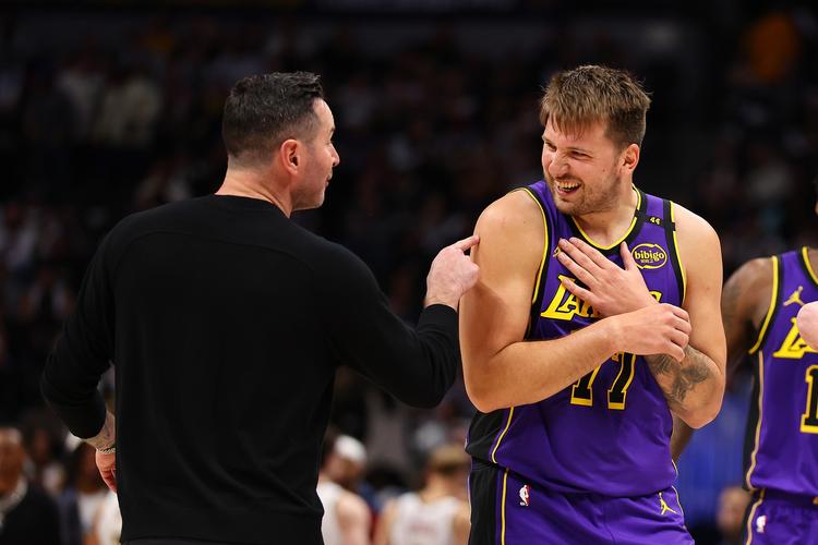 雷迪克:对东契奇詹姆斯在低位的表现满意 要给艾顿更多空接传球