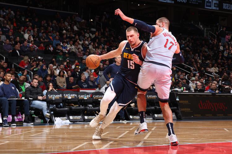 瓦兰:若遇到合适对手我和约基奇的双塔能奏效 但追着后卫跑不好