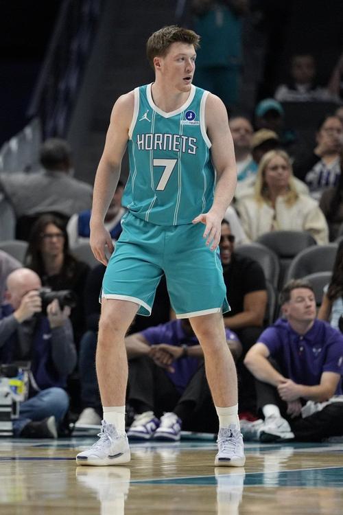 这新秀真的强！克尼佩尔上半场9中7&三分6中4砍下18分