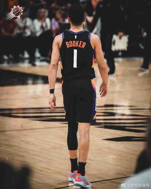 进攻欲望很强！布克半场13中4拿到15分4板3助1断 正负值+22