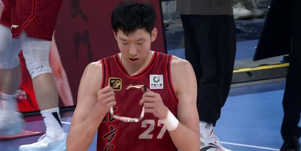 媒体人：周琦的单打会让进攻变得不那么流畅 基本是一个打四个看