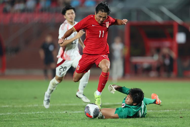 Siuuuuu！对方失误送礼，帅惟浩过门将得分+本场双响，U16国足2-0