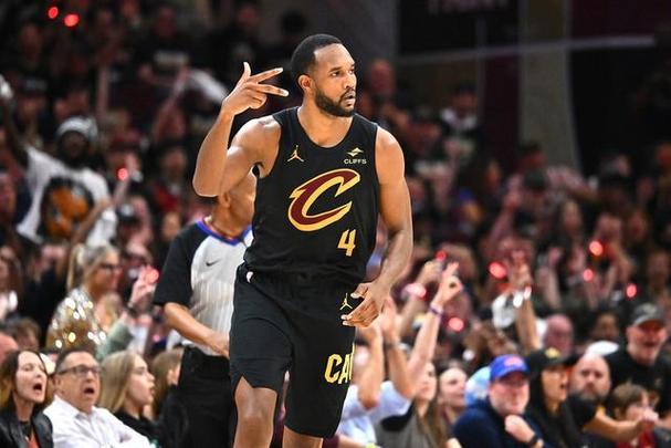 稳扎稳打!莫布里半场7中4贡献10分6板 罚球2中2